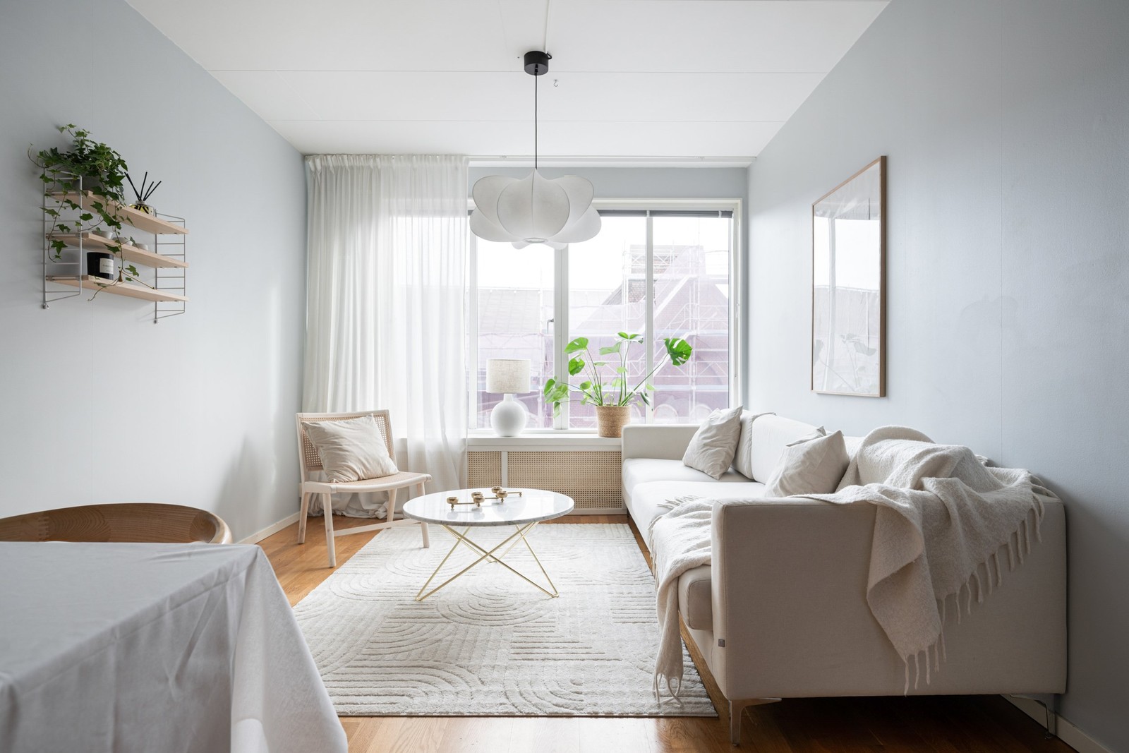 Kök och vardagsrum möts i en öppen och social planlösning