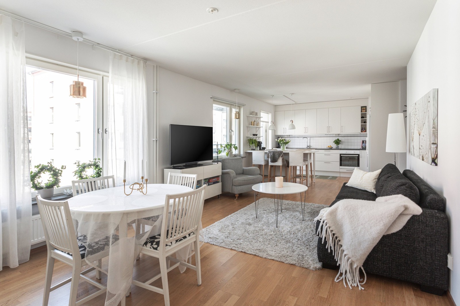 Öppen planlösning mellan kök, matplats och vardagsrum