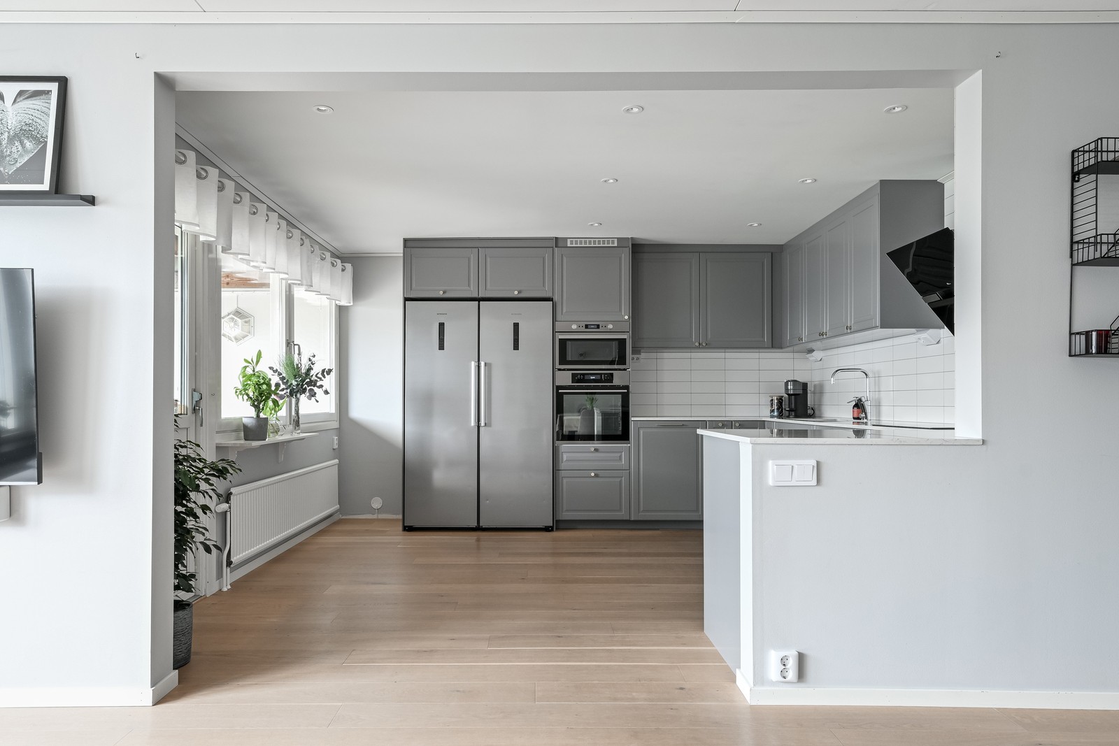 Luftigt, ljust och öppen planlösning mellan kök och vardagsrum