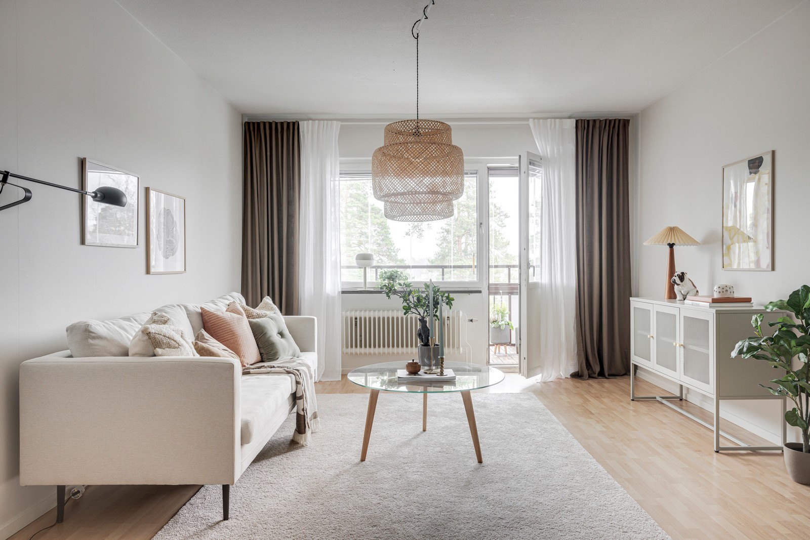 Ljust och socialt vardagsrum med ett härligt ljusinsläpp