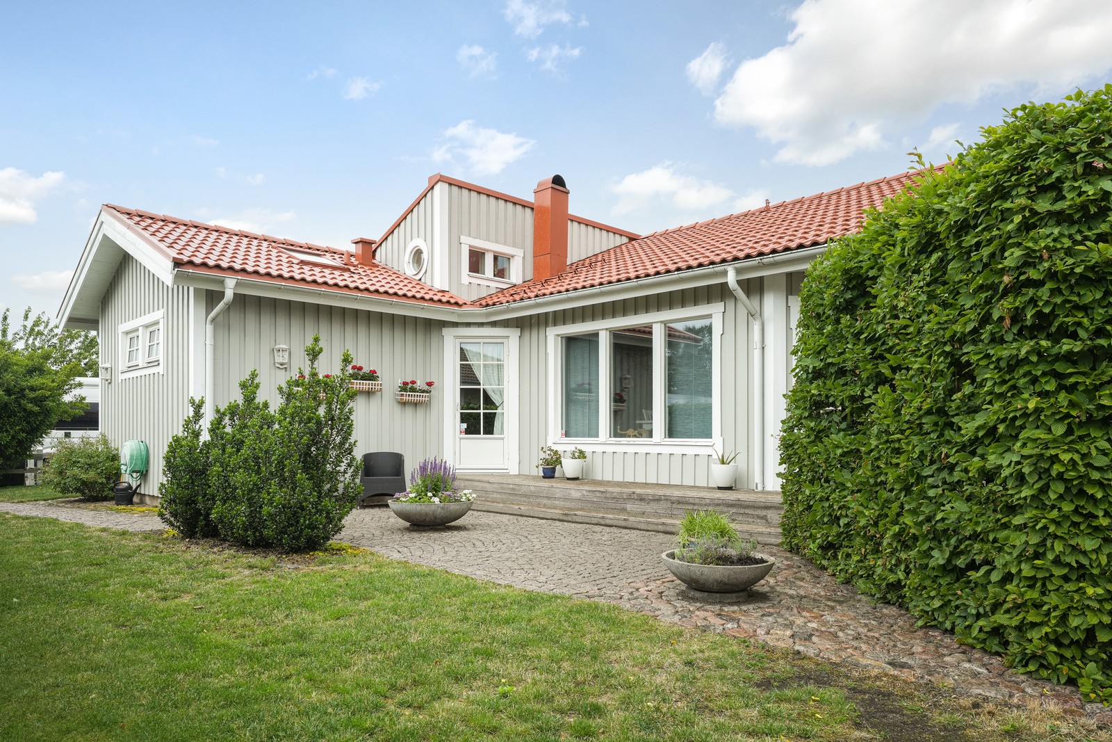 Insynsskyddad baksida med lättskött tomt