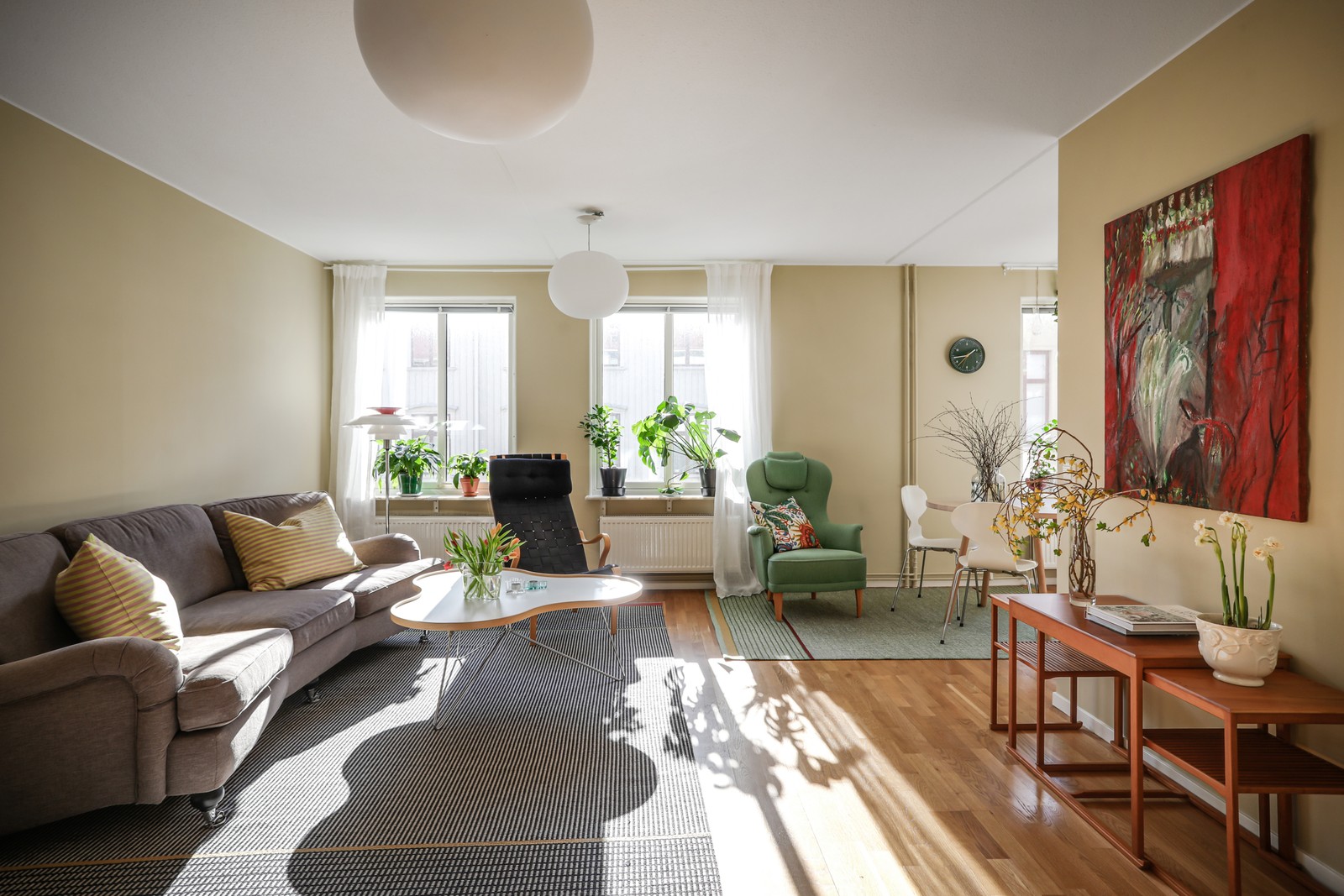 Välkommen till Gjutaregatan 3 och denna ljusa lägenhet på populära gamla Lindholmen