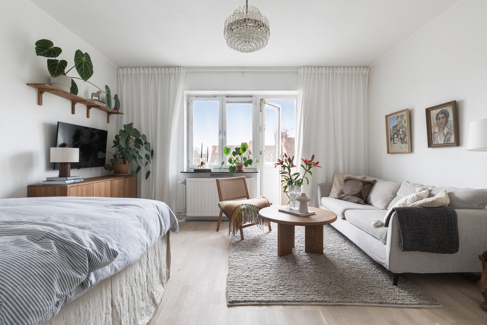 Generös takhöjd och stort fönsterparti med härligt ljusinsläpp