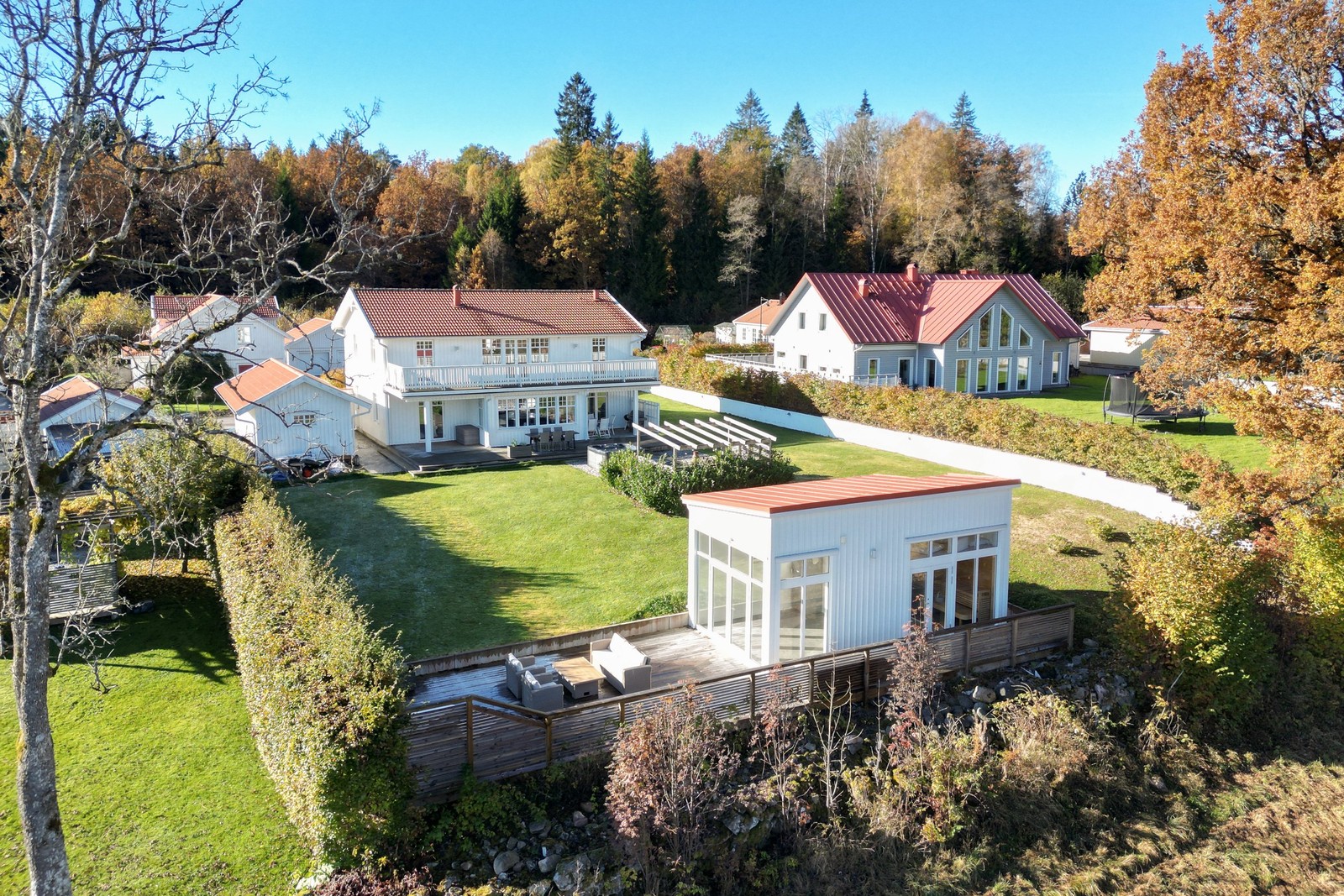 Tryvägen 24 med stor och fin trädgård