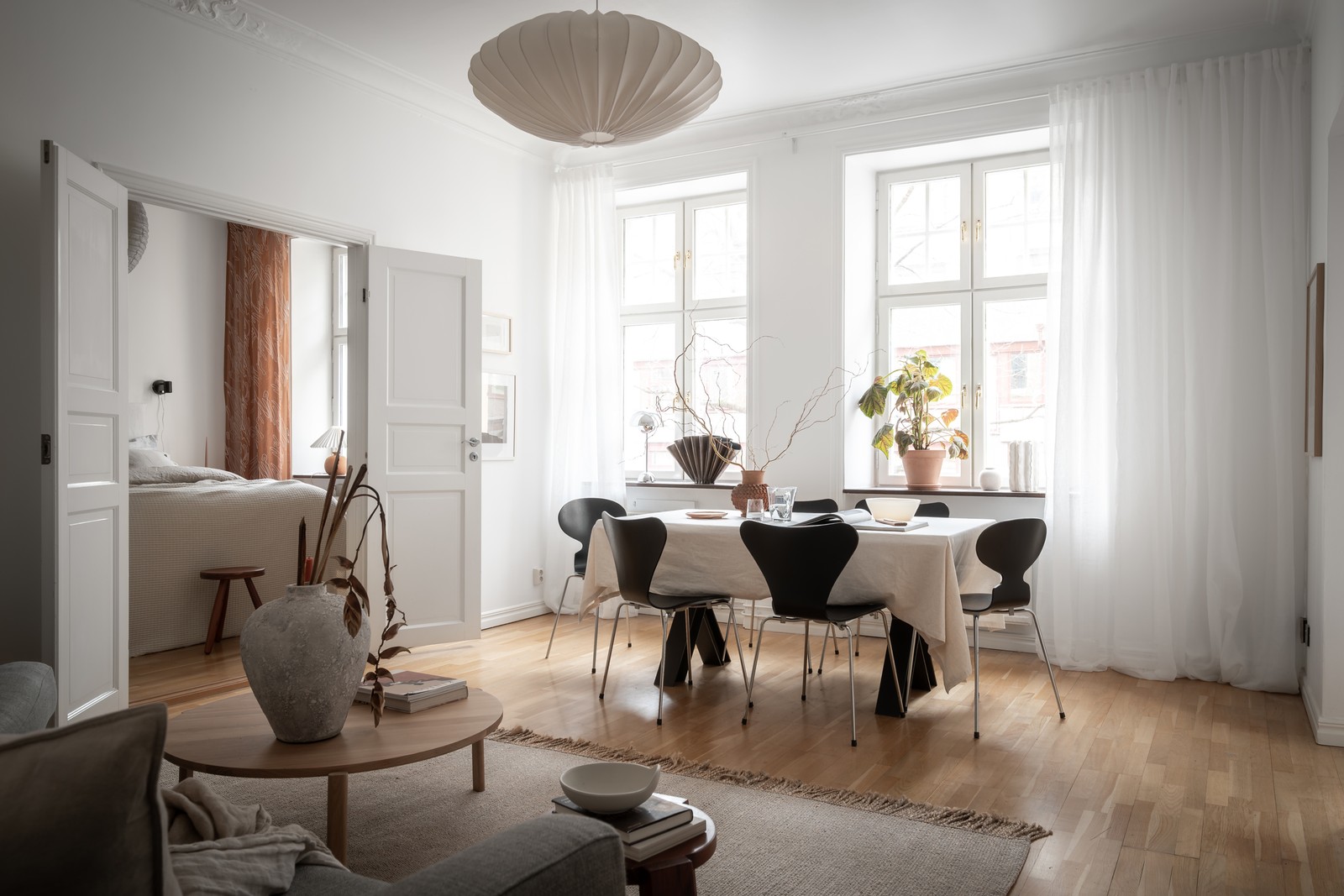 Bjurfors Century presenterar en pampig sekelskiftestrea med smakfullt renoverat kök och badrum