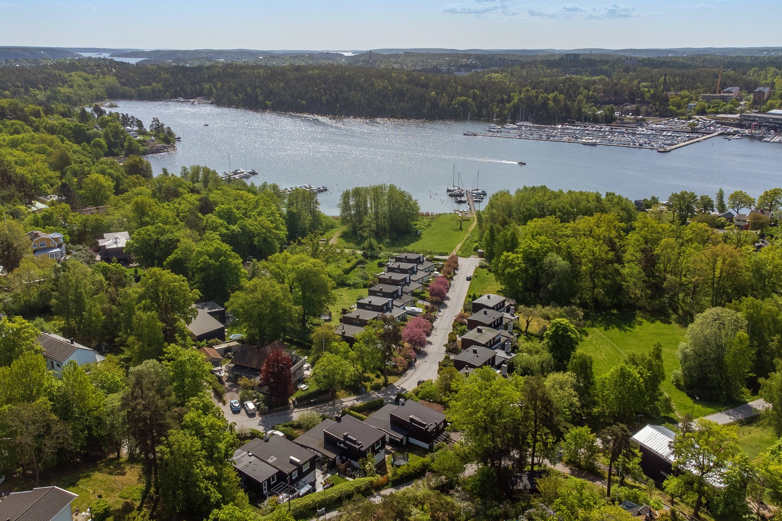 Den lugna gatan leder ned mot egen tomt och brygga.