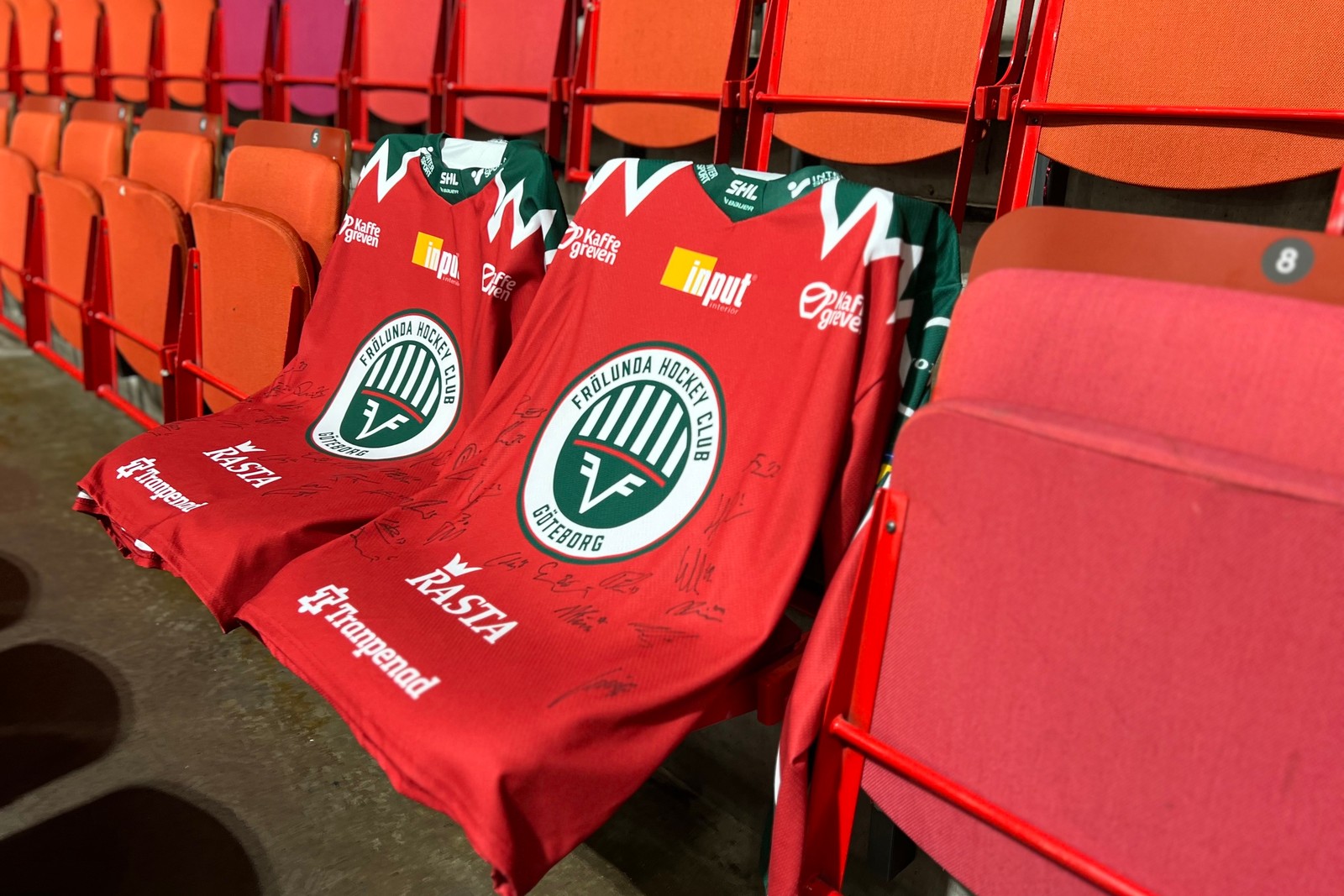 Ta chansen att buda hem 2 säsongskort till Frölundas hemmamatcher säsongen 25/26!