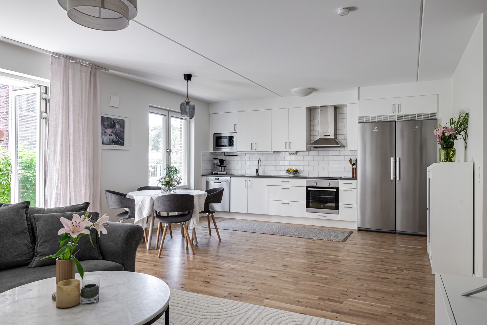 Denna bostad erbjuder hög komfort med genomgående vattenburen golvvärme för hela lägenheten