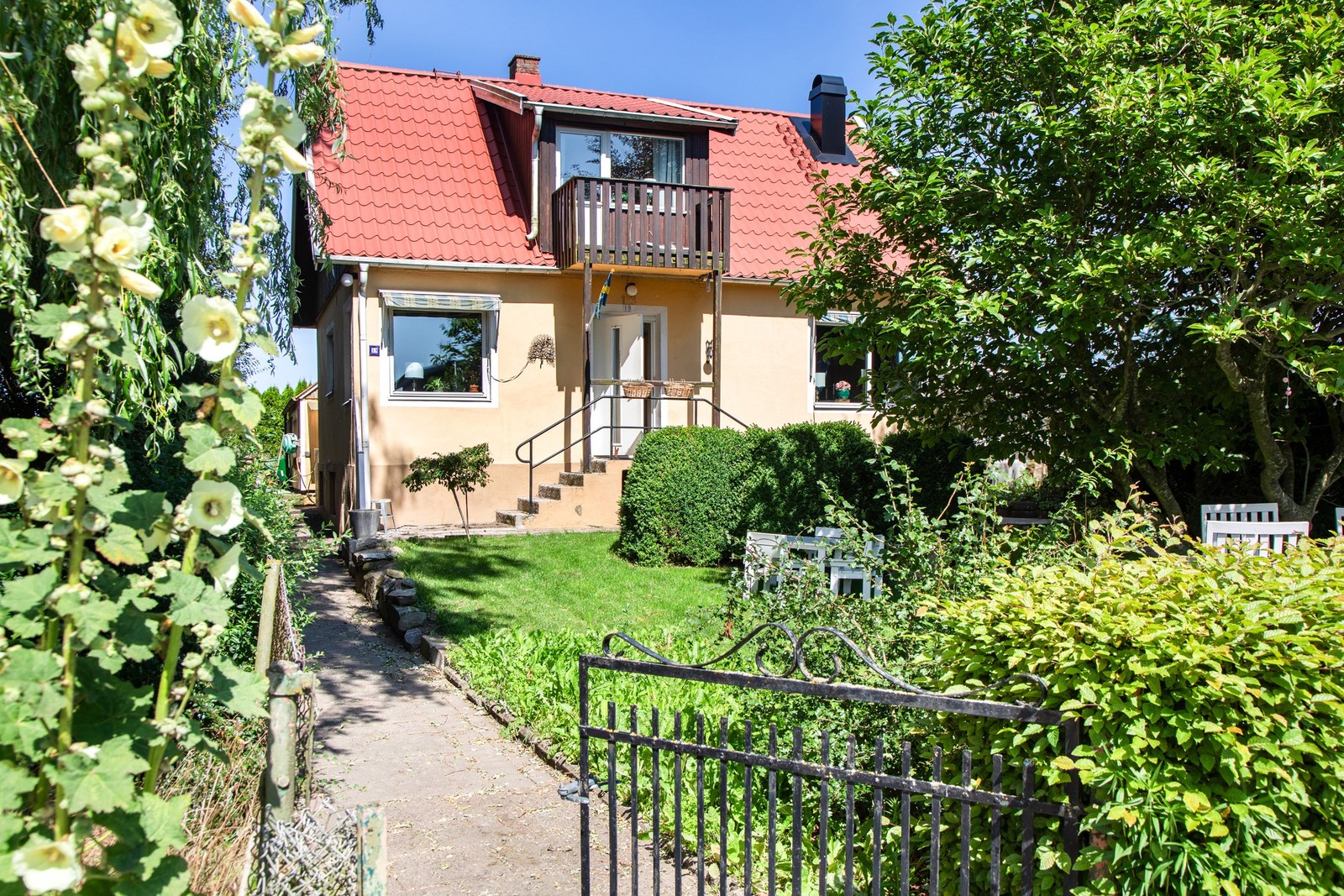 Yttertaket lades om 2009, nya 3-glasfönster installerades 2005 och värmekälla 2006