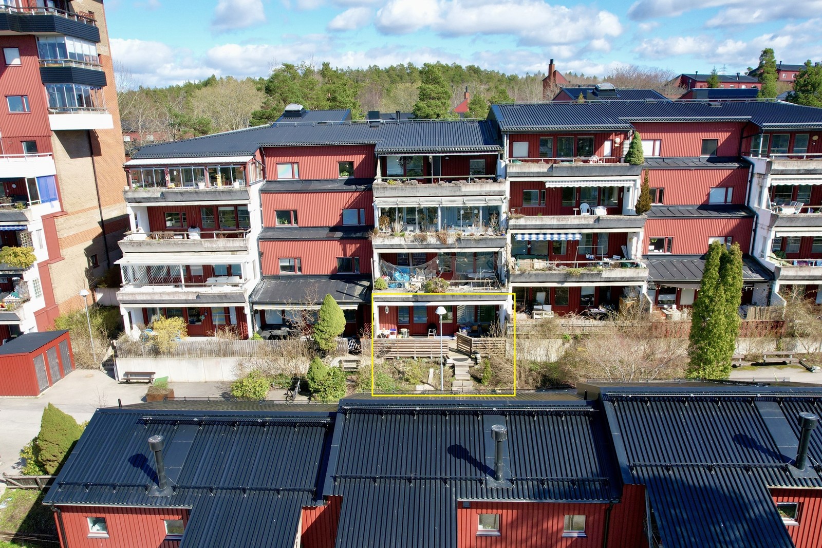 Marklägenhet med stor uteplats