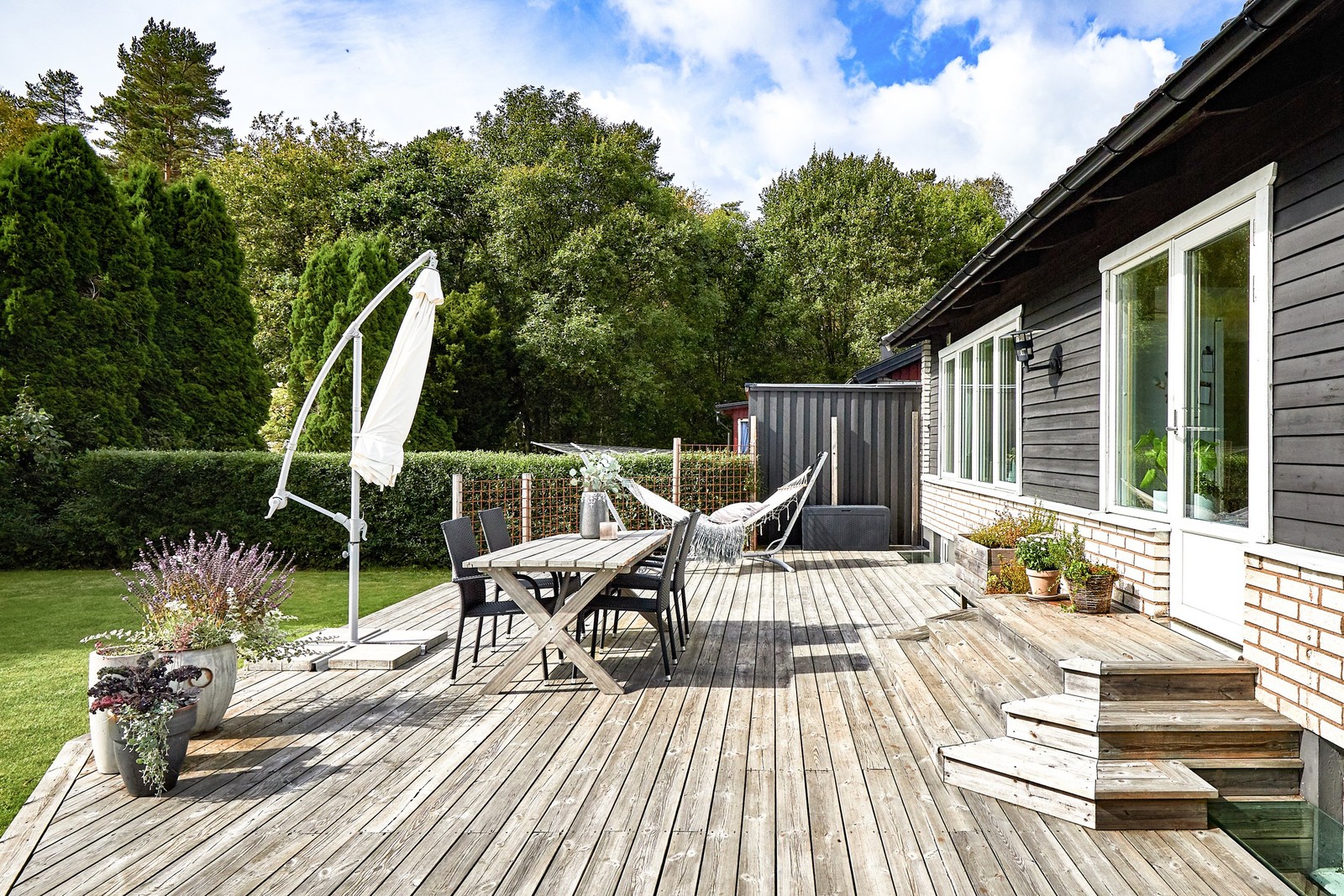 Nu presenteras detta välvårdade och ljusa hem på barnvänlig gata i centrala Dalsjöfors.