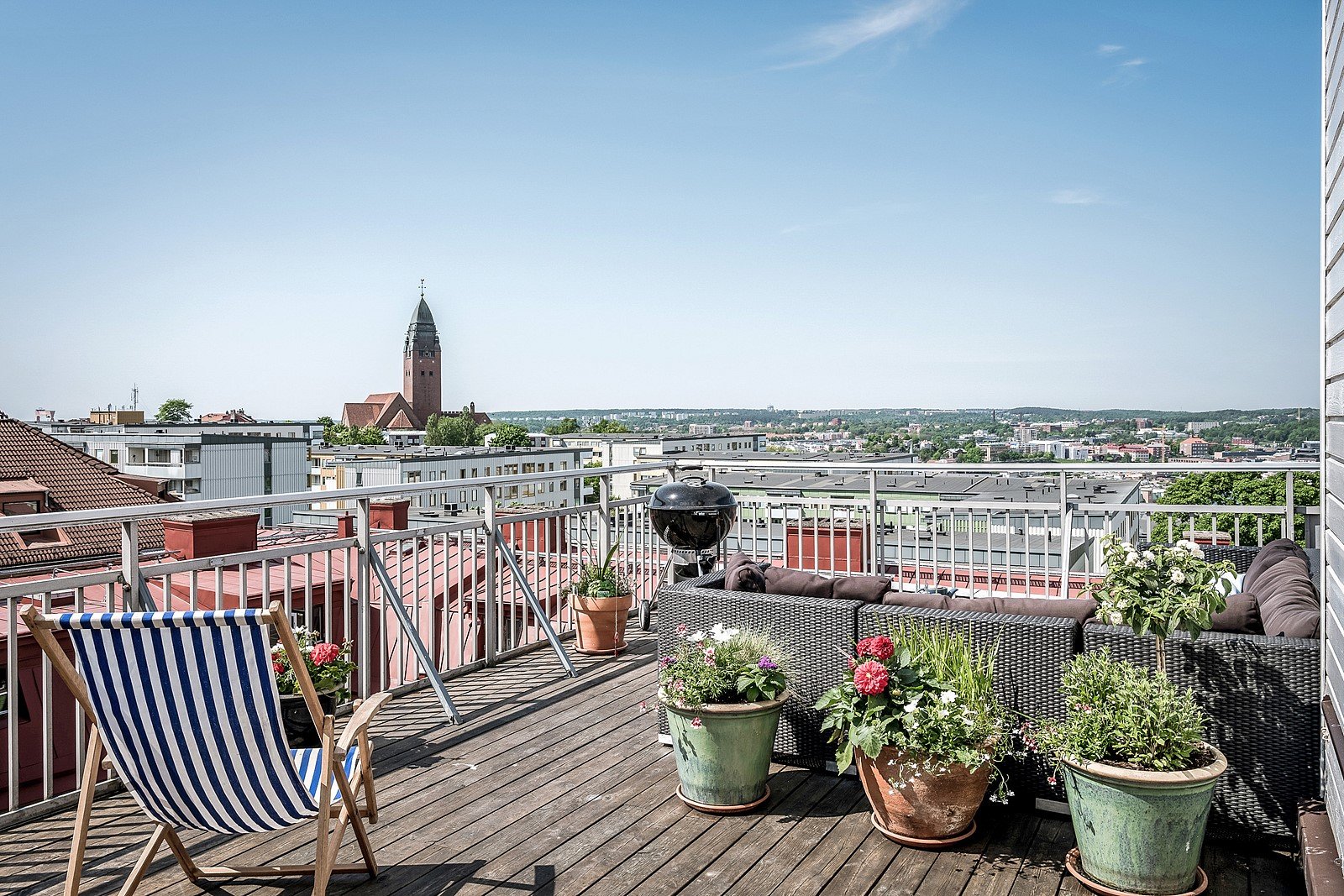 Via trappan upp till vinden nås föreningens gemensamma takterrass