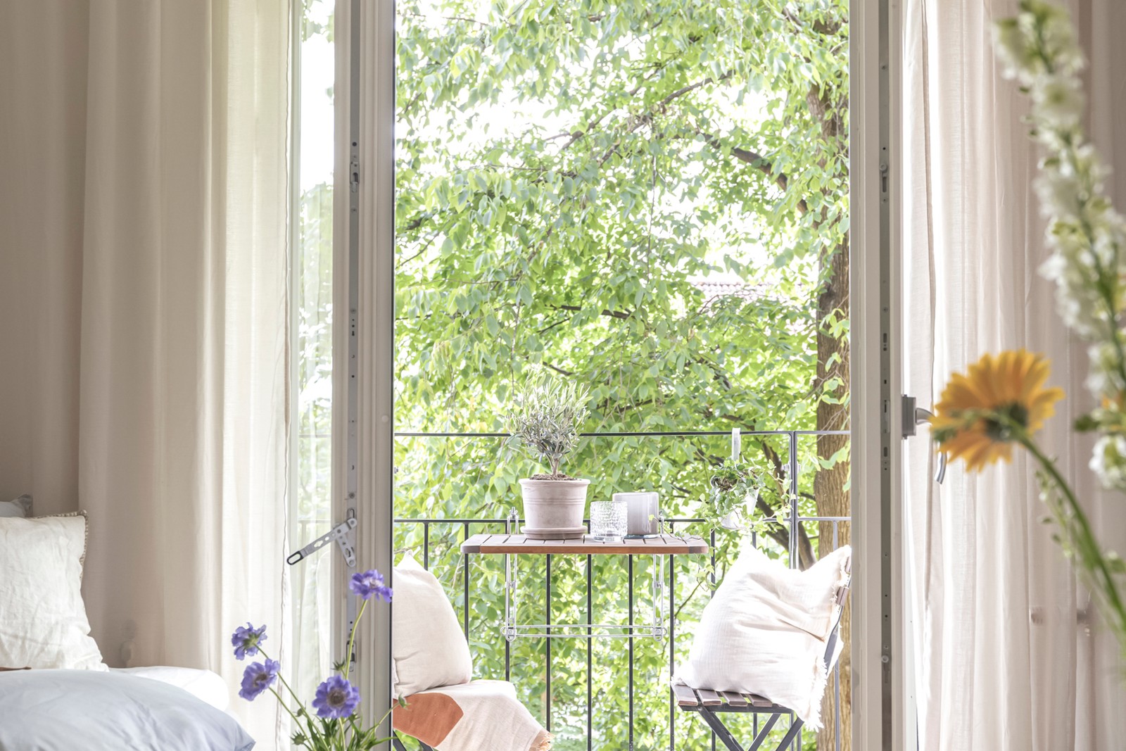 Balkong med dubbeldörrar