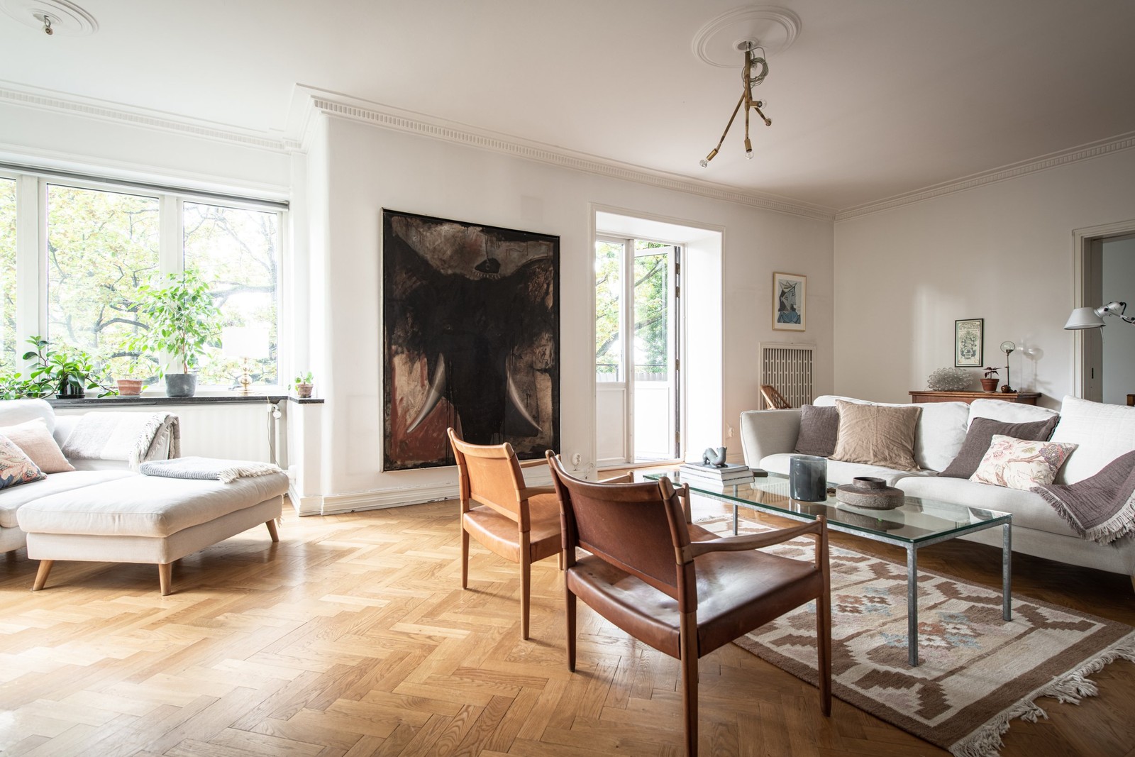 På ett högt och lummigt läge i Örgryte - Jakobsdal ligger denna stora och ljusa 30-talsvåning