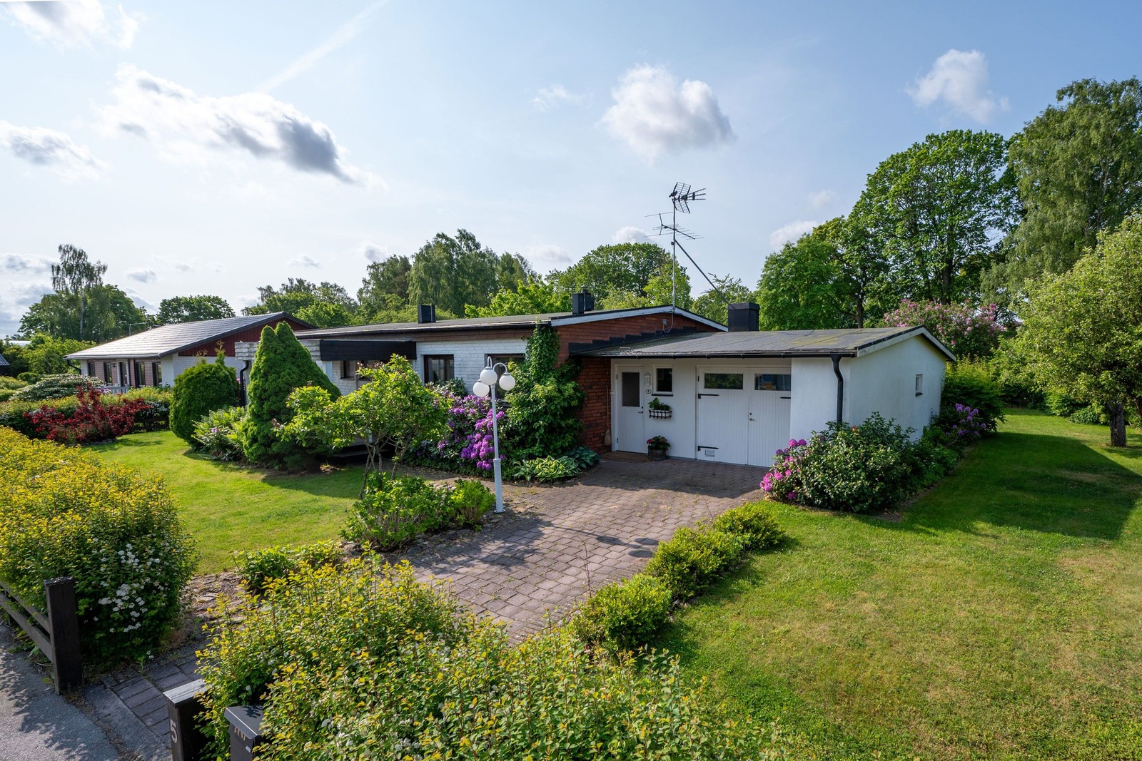 Enplansvilla med vidbyggt garage