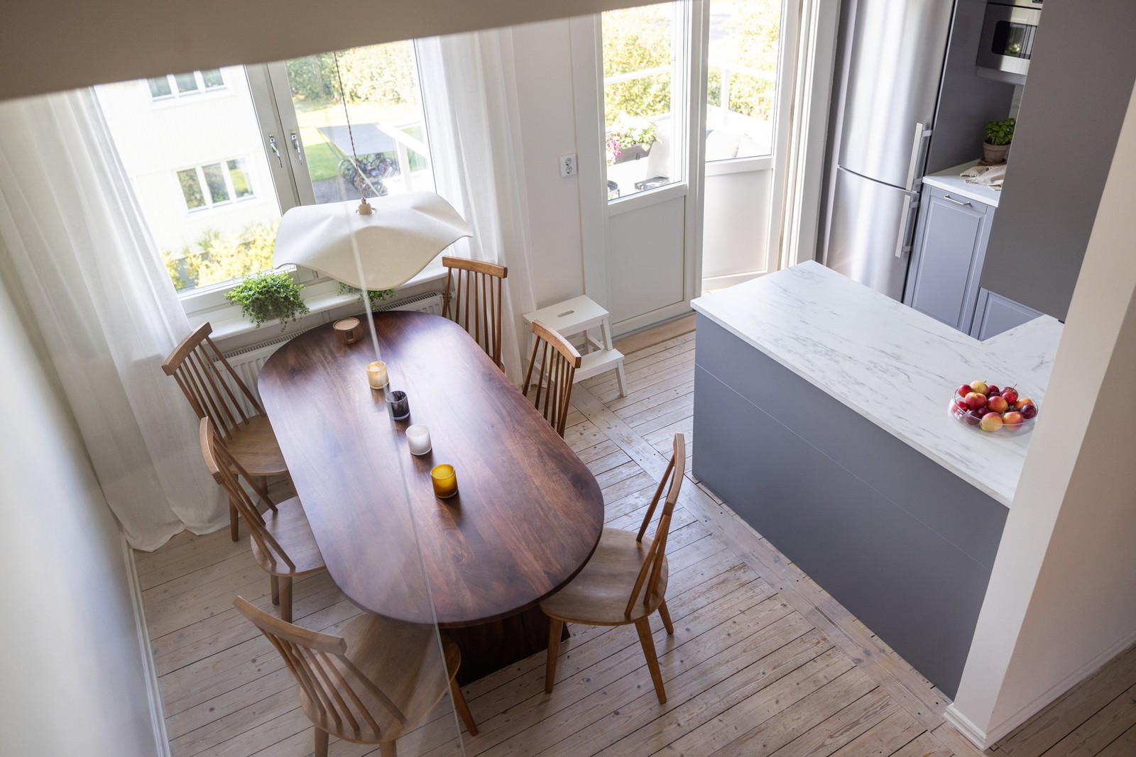 På första plan finns bland annat kök och plats för ett större matbord