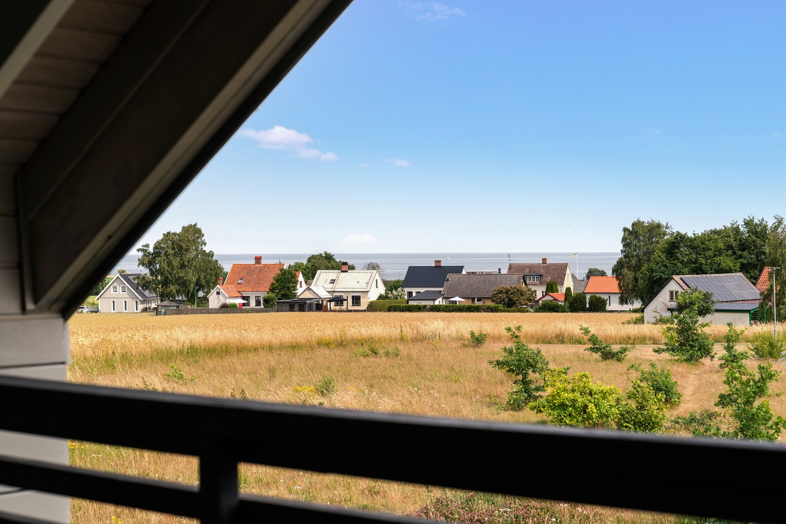 Vyn från terrassen på andra plan är skön