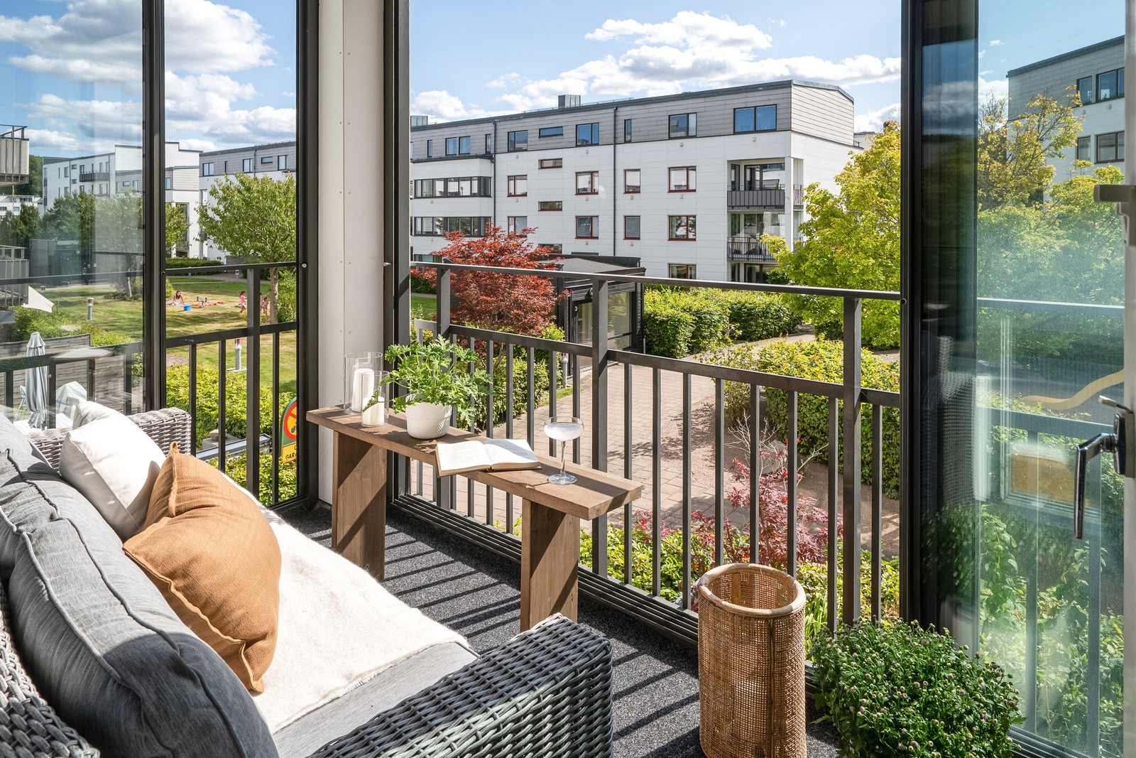 Njut av solen från förmiddag till kväll från din inglasade balkong