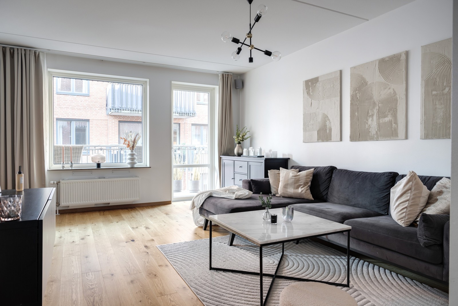 Stort och fint vardagsrum med utgång till stor balkong