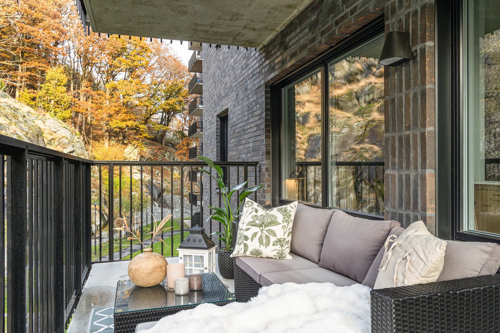 Rymlig balkong med eftermiddagssol