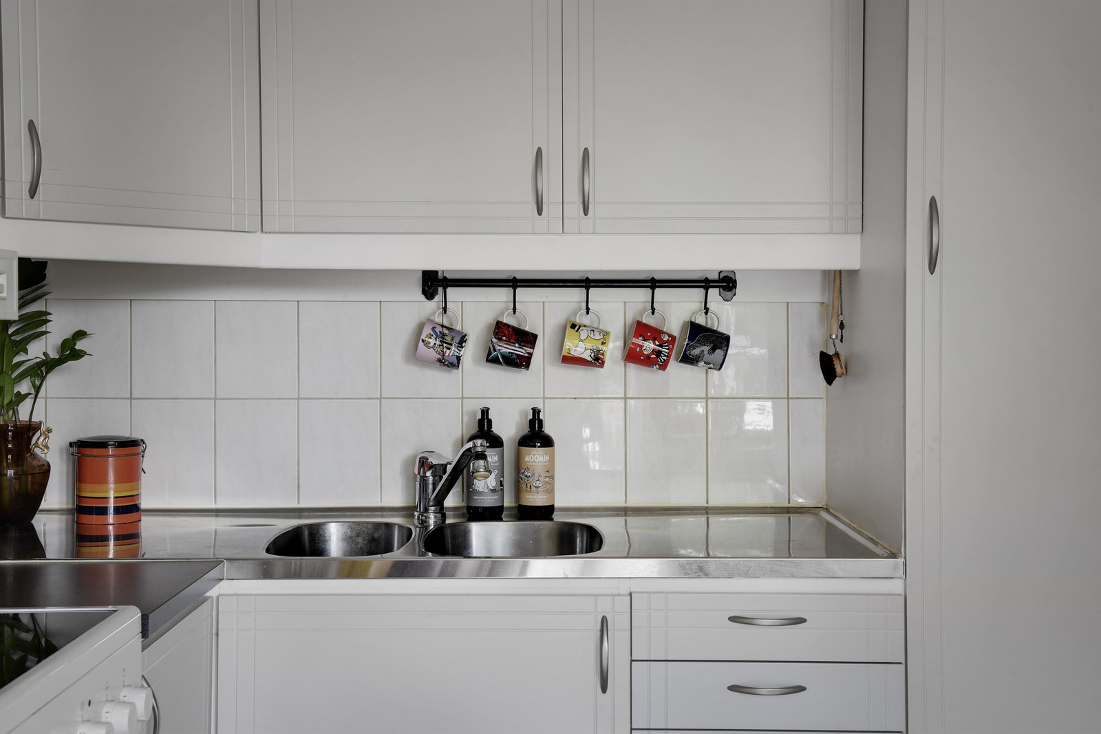 Nymålade och lackade skåpsluckor.