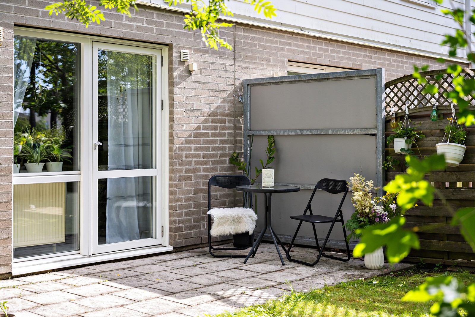 Underbar uteplats med egen trädgård