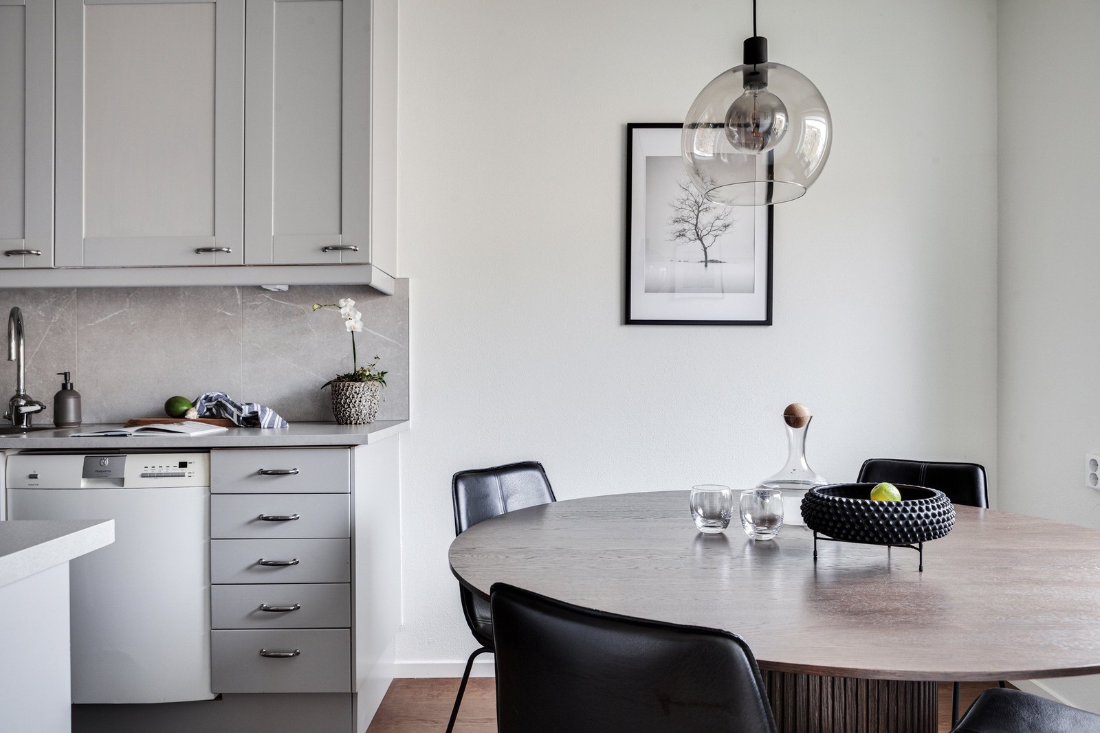 Välkomna till denna smakfullt renoverade 4:a