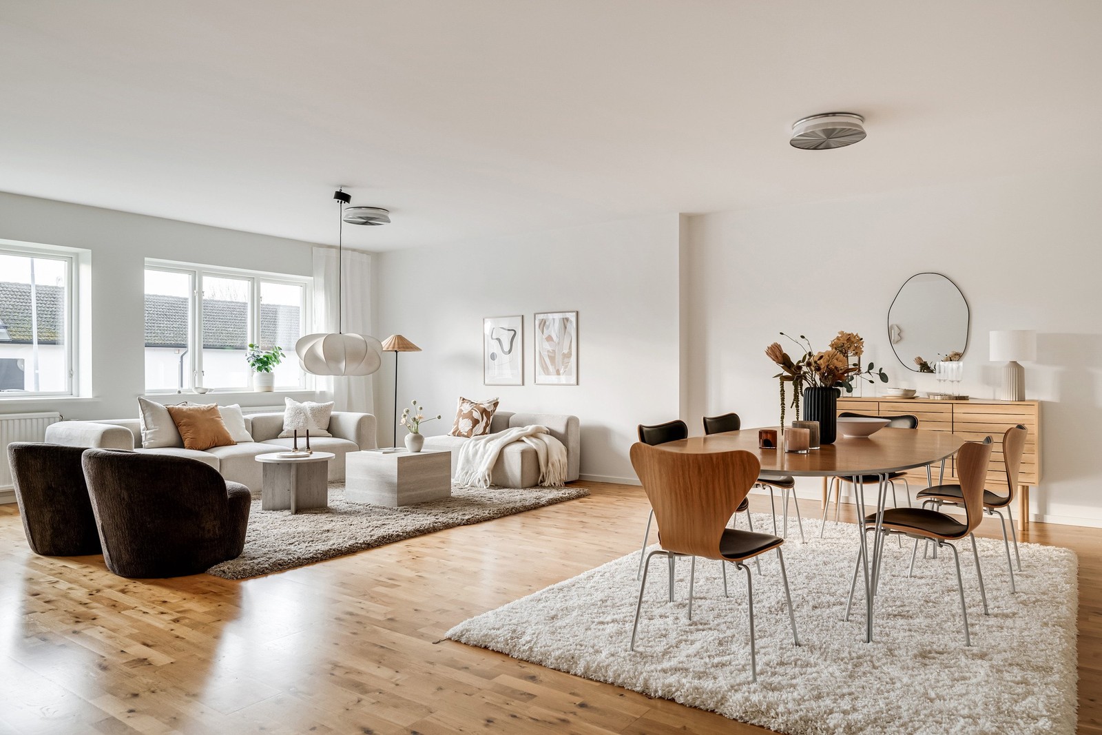 Stort vardagsrum med plats för matmöblemang