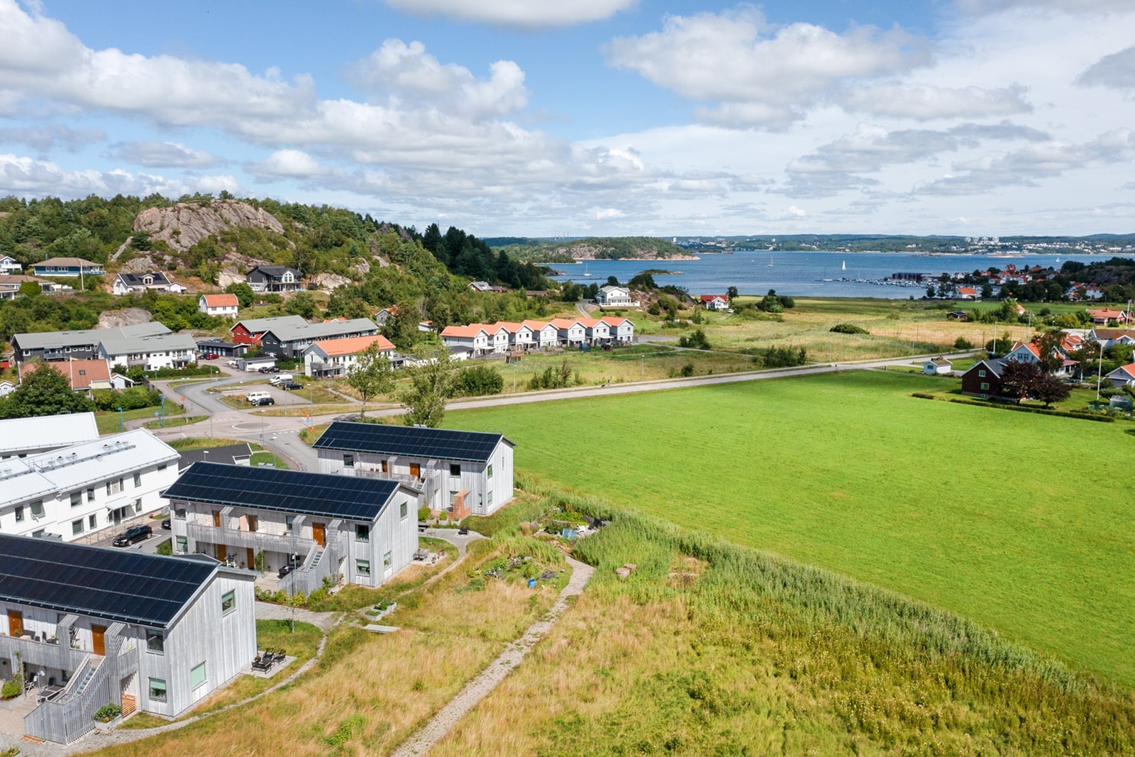Bo invid strandängar, med promenadavstånd till salta dopp, i populära Höviksnäs