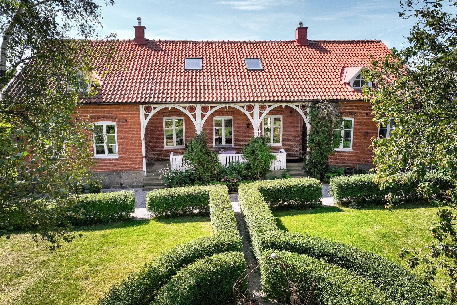 Larsgården på Österlen. En pampig fastighet belägen mitt i slättlandskapet