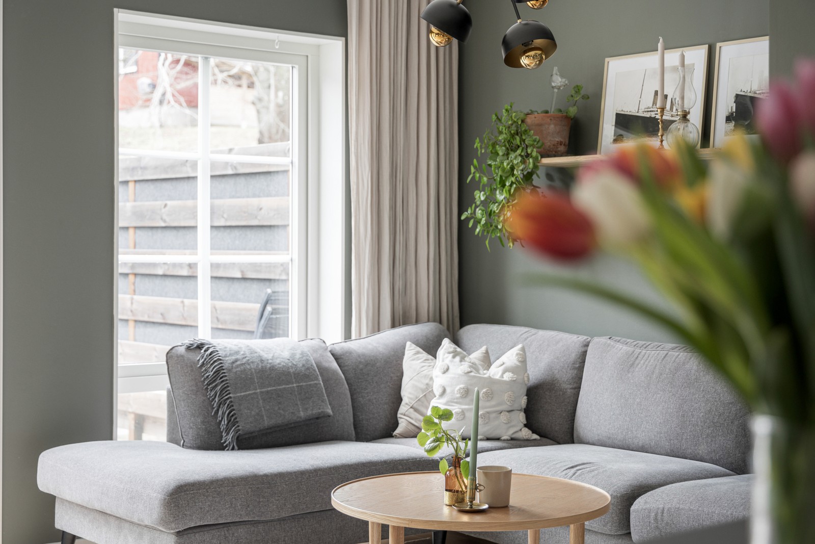 Ljusinsläppet är slående tack vare de generösa fönsterpartierna