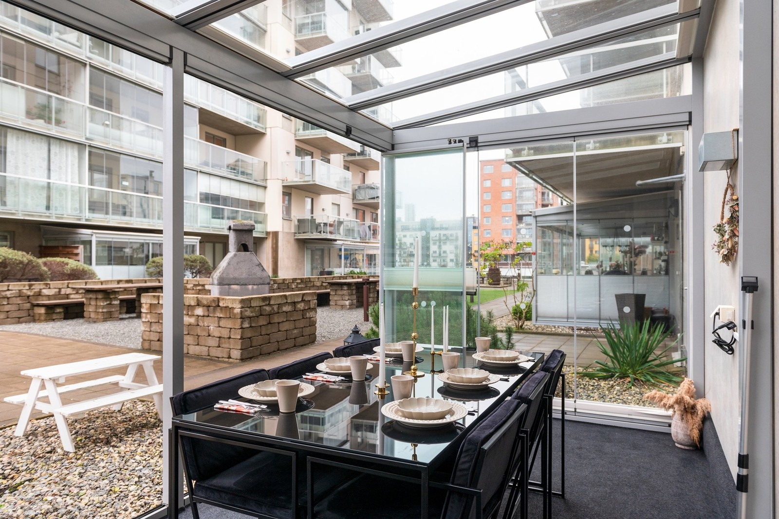 Stor inglasad uteplats mot föreningens privata gård