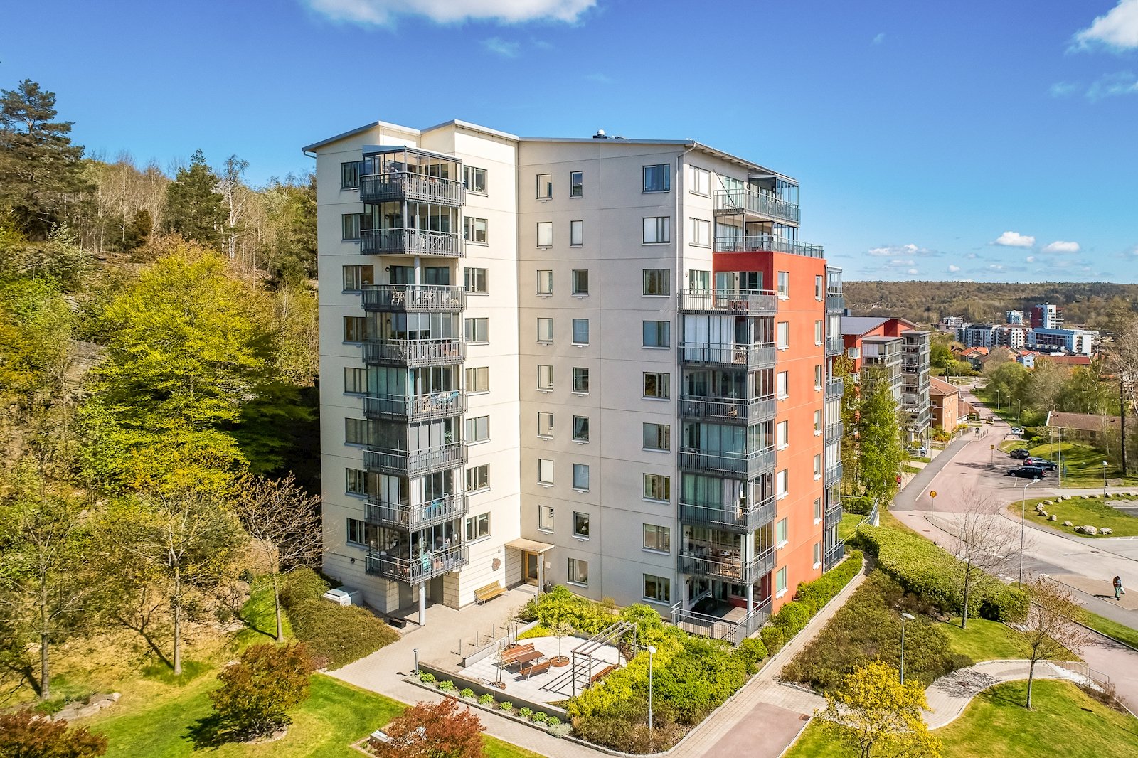 Vid huset entré finns föreningens egna uteplats