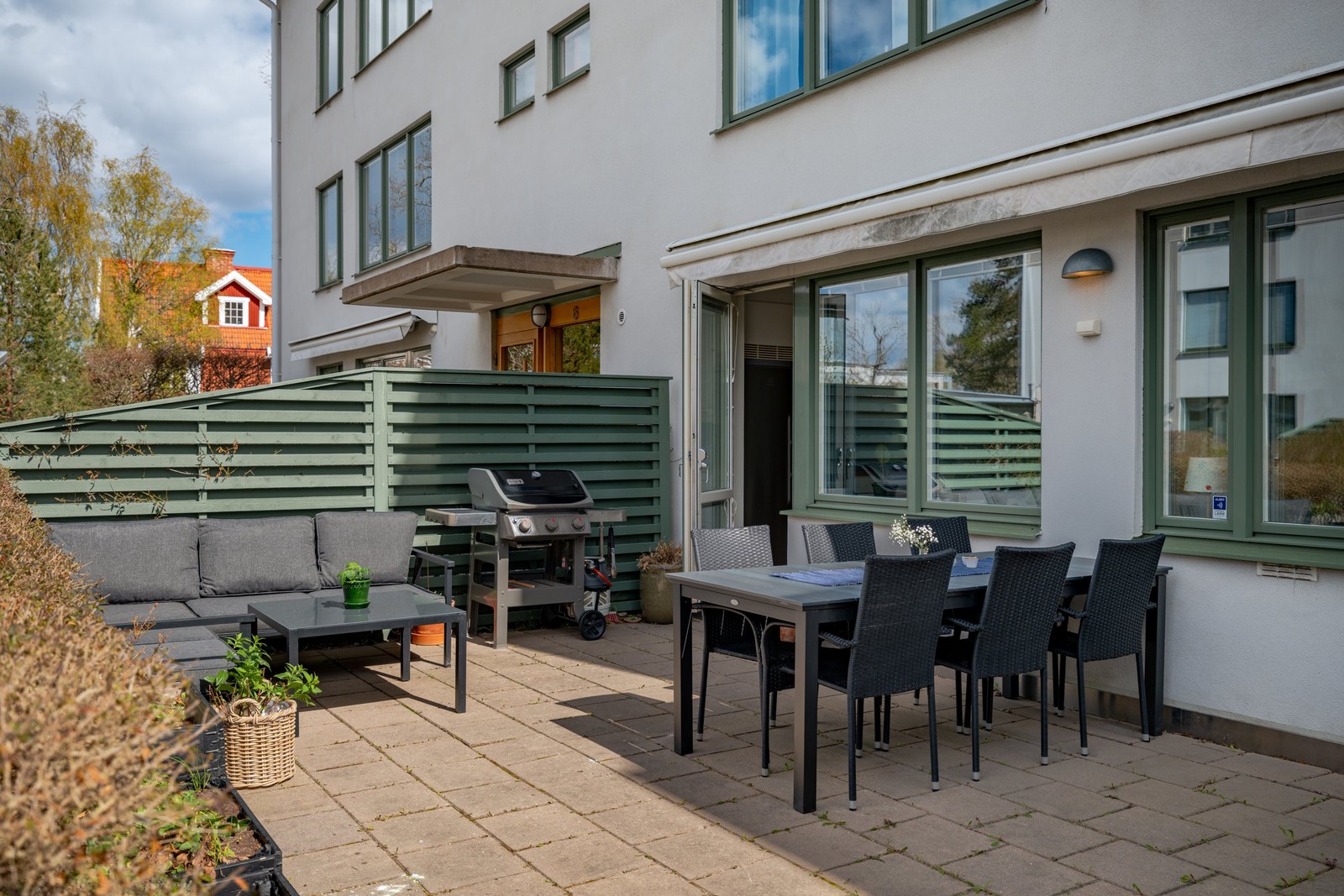 Stor och möblerbar uteplats i fint solläge