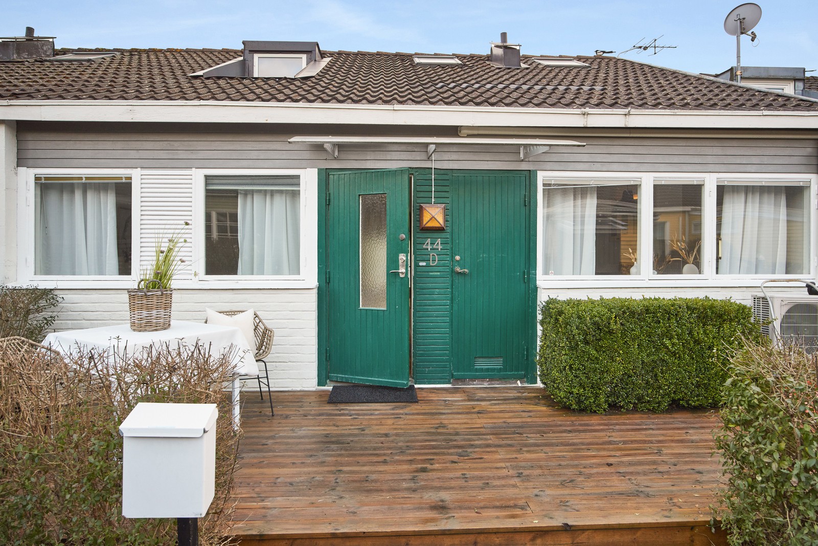 Välkommen till Kring-Alles Väg. Uteplatsen med kvällssol möter vid entrén.