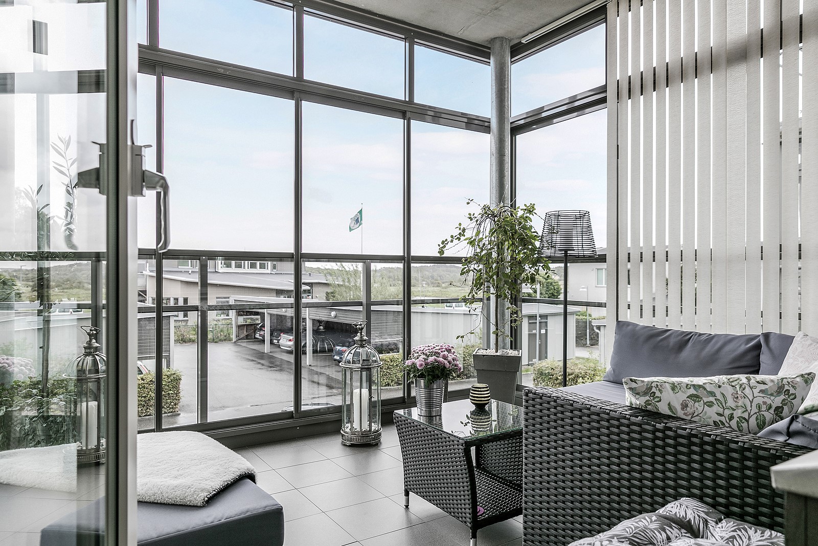 Den inglasade balkongen blir som en förlängning till vardagsrummet