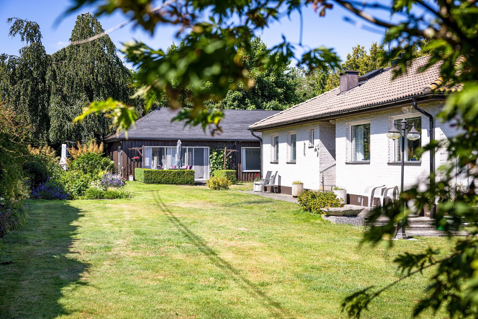 Välskött villa med fristående poolhus