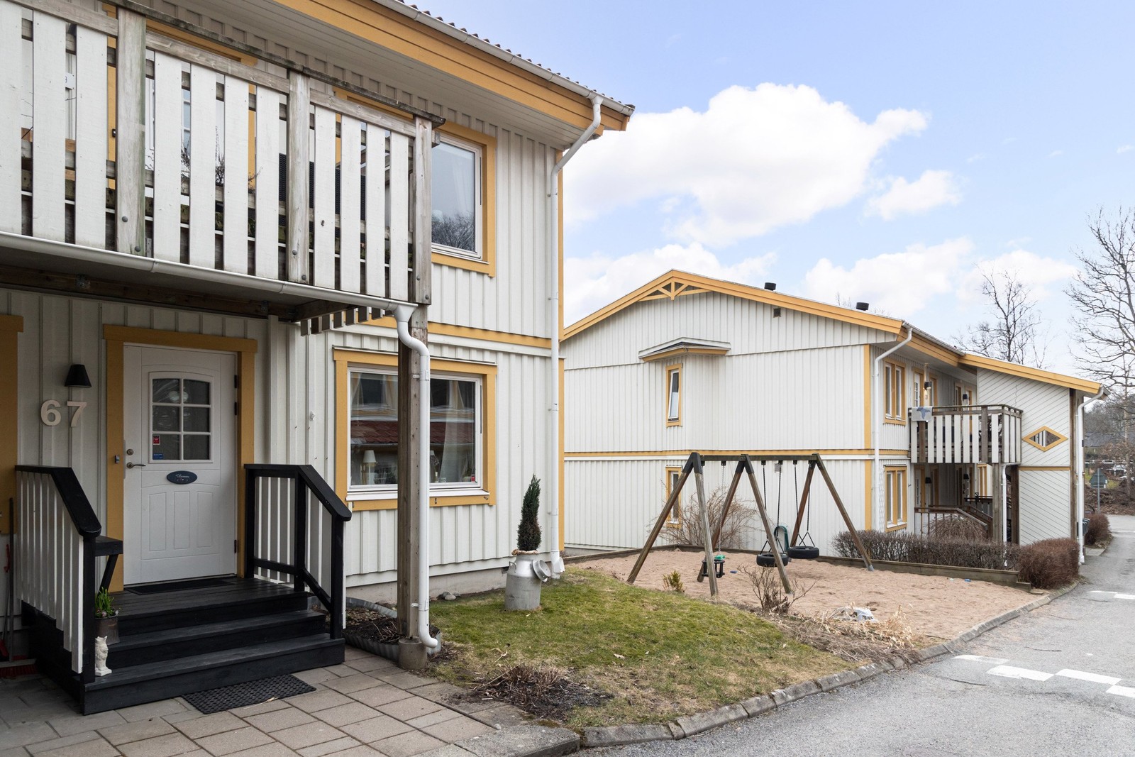 Välkomna till denna välplanerade trea med villakänsla