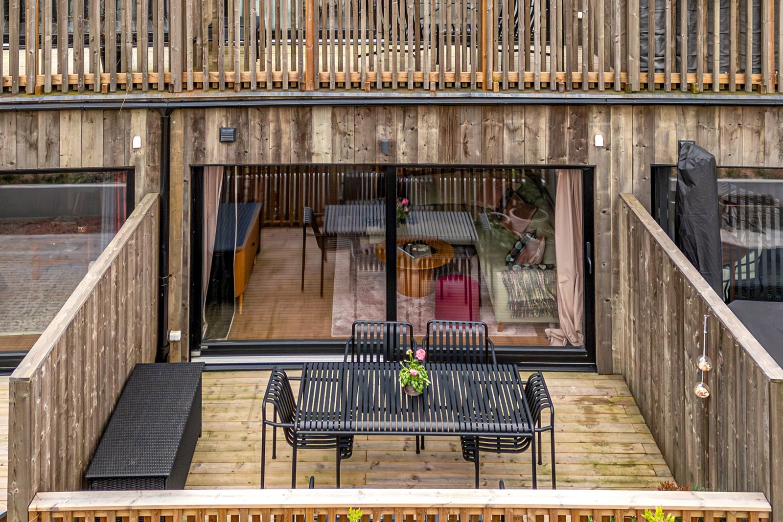 Baksida med både trädäck och balkong