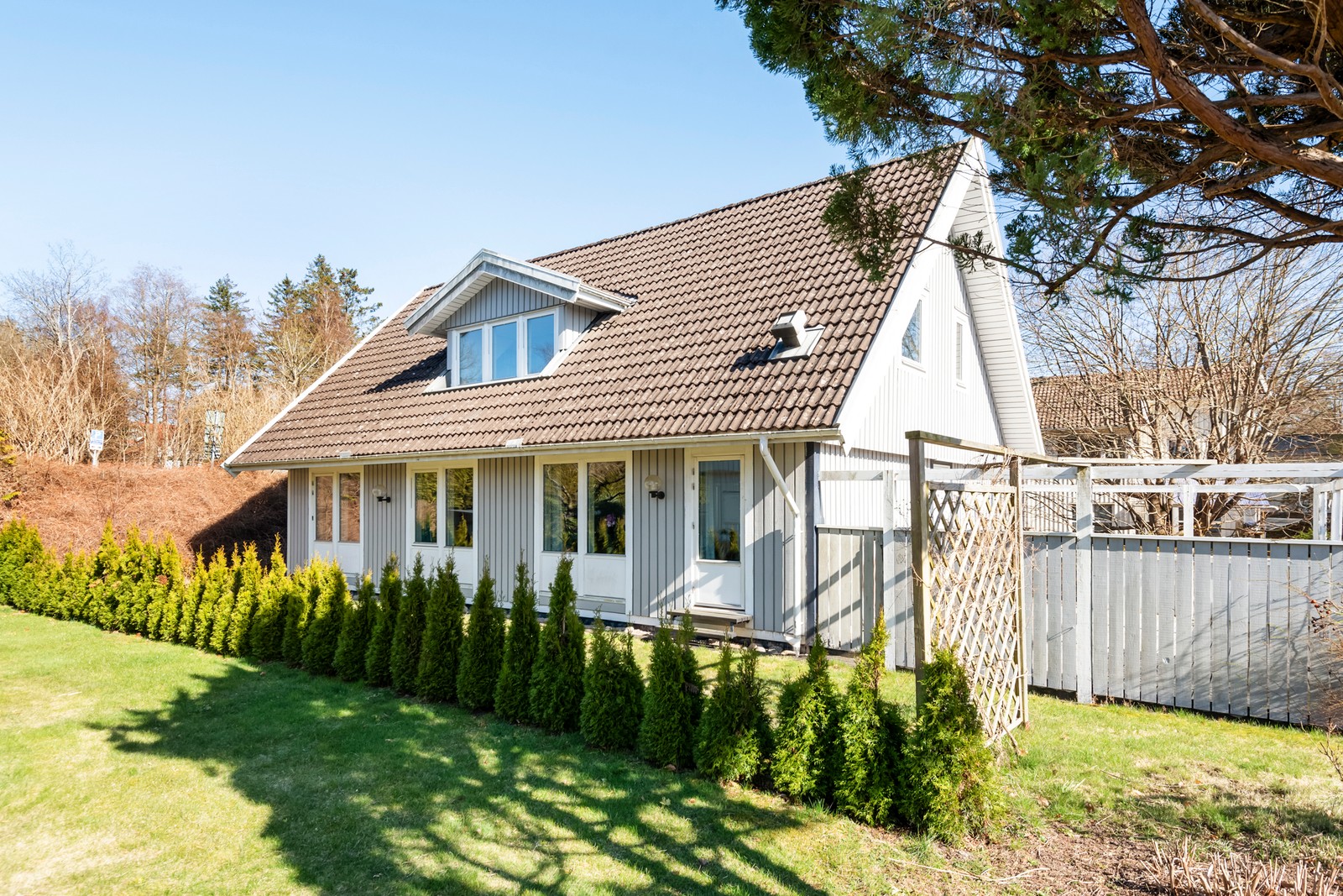 Trädgården på 706 kvm ger utrymme för soliga dagar, avkoppling & lek