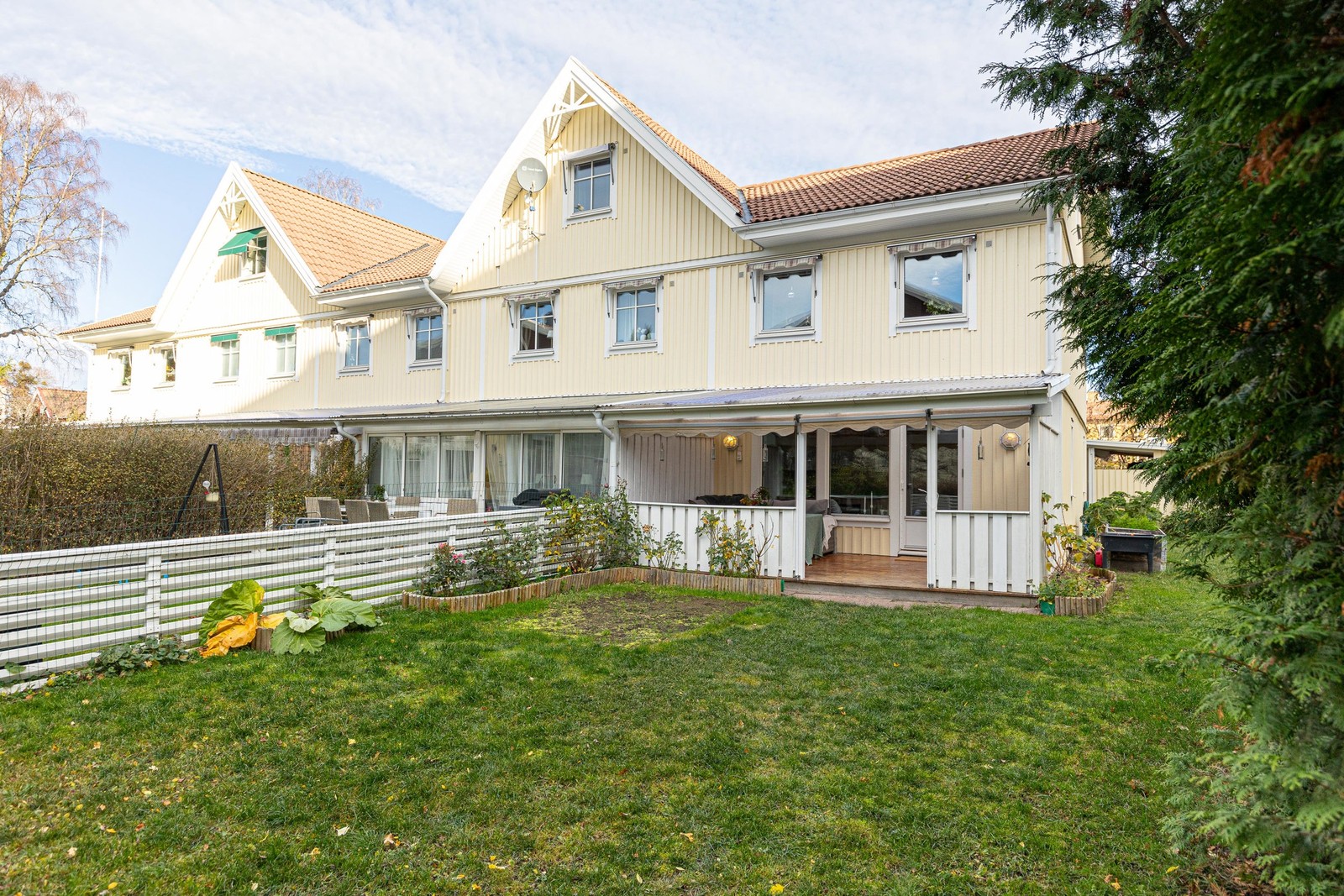 huset från baksidan med altan