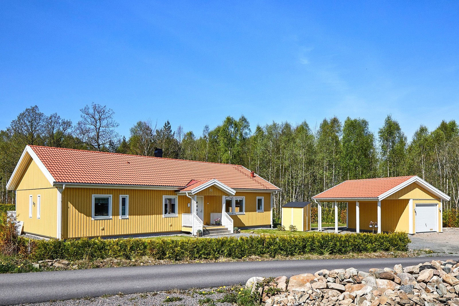 Rymlig uppfart med carport och garage