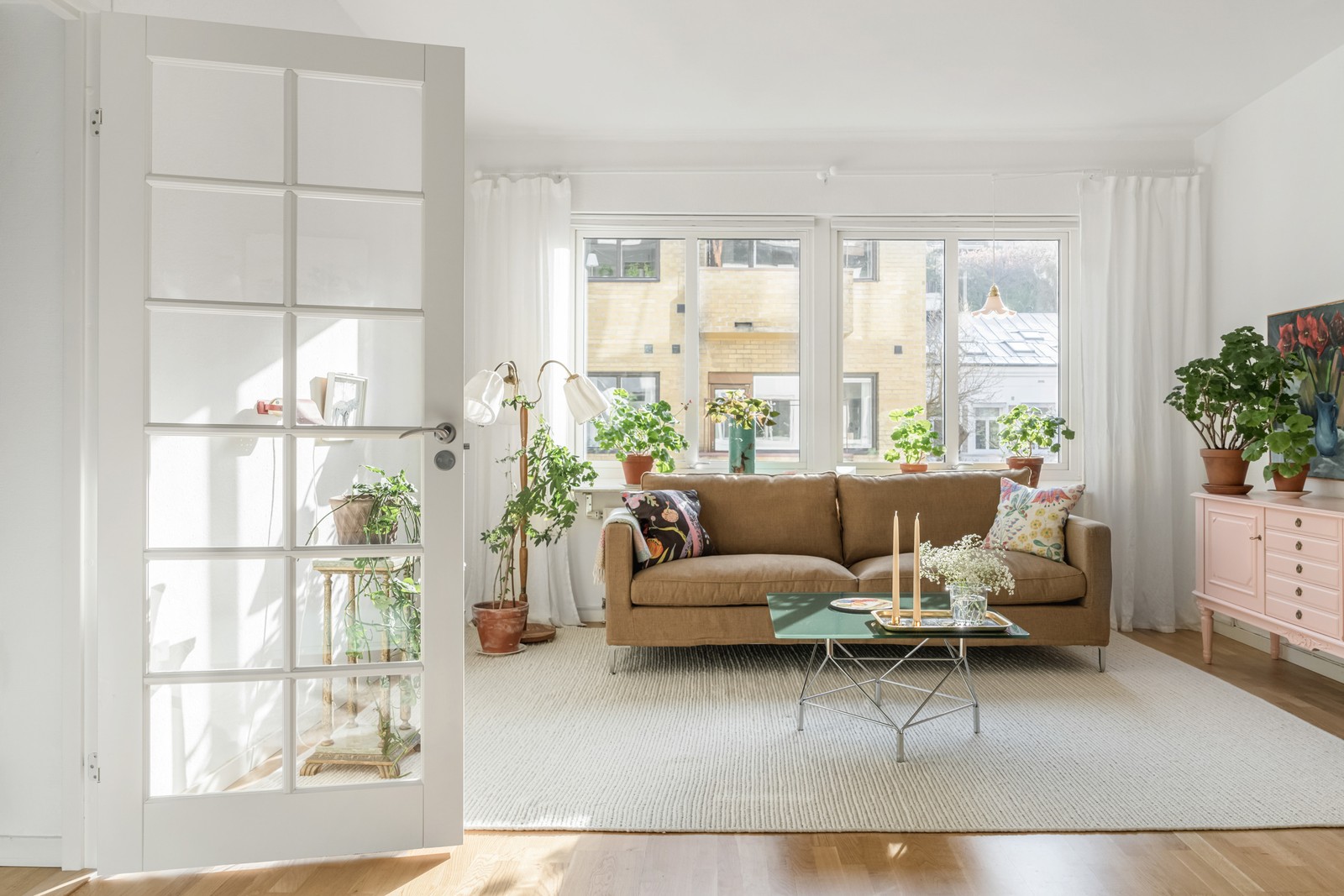 Stig in i denna fina och ljusa tvårummare, perfekt belägen på andra våningen.