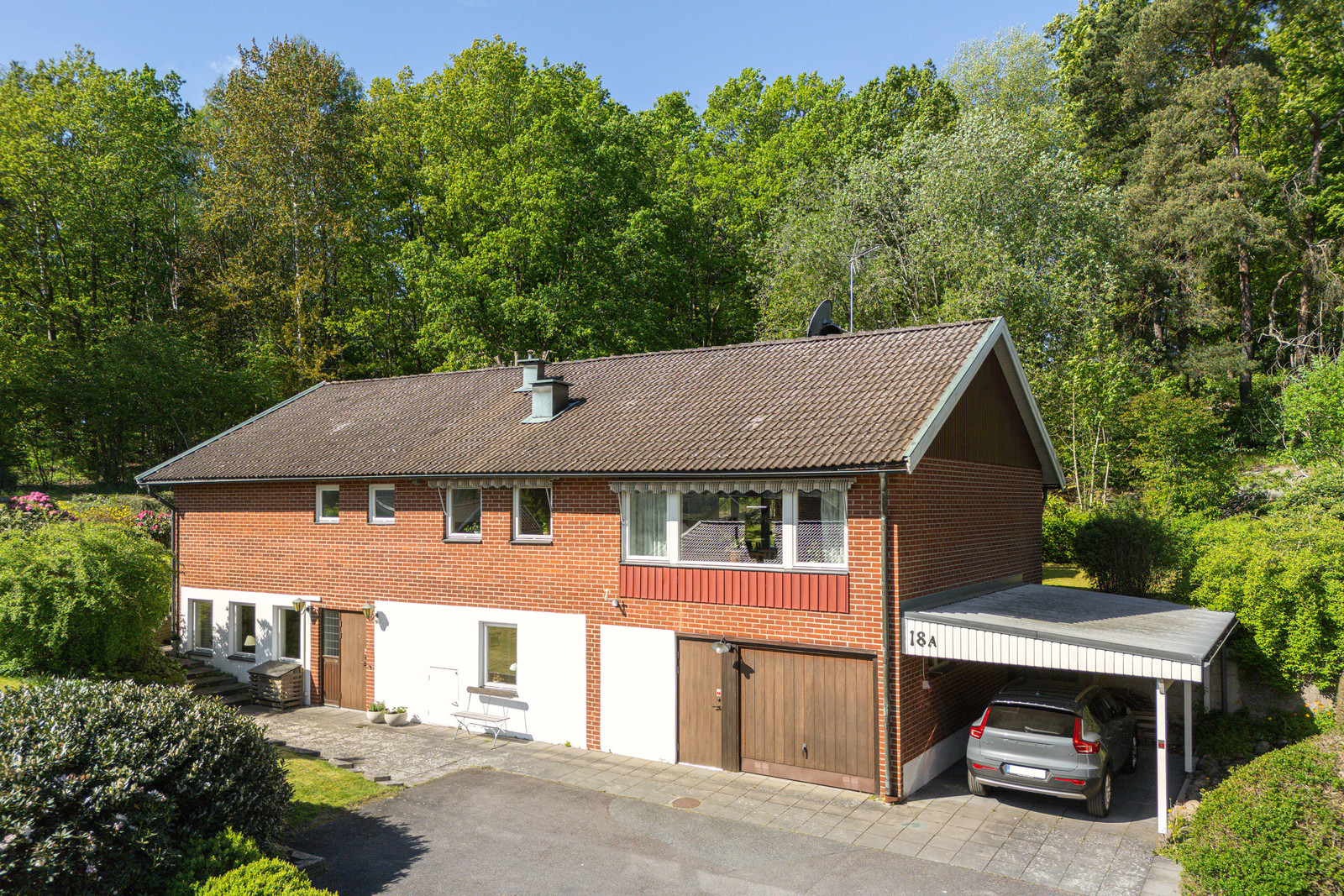 Välkomna till detta stora hus med både garage och carport