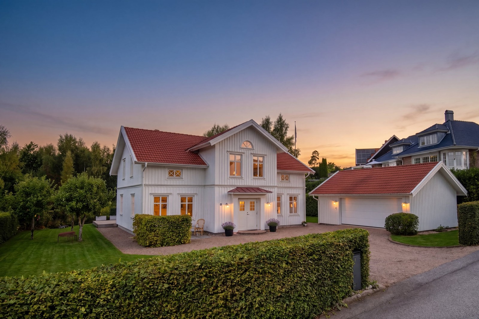 Arkitektritad familjevilla med uppskattat dubbelgarage