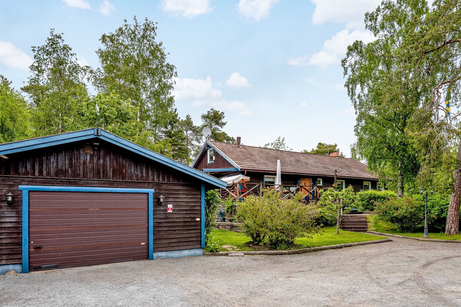 Stort garage med carport intill