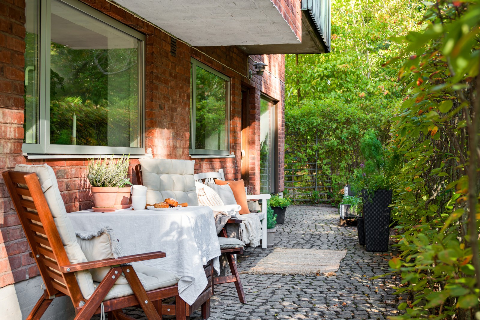 Mysig egen uteplats ombäddad av grönska