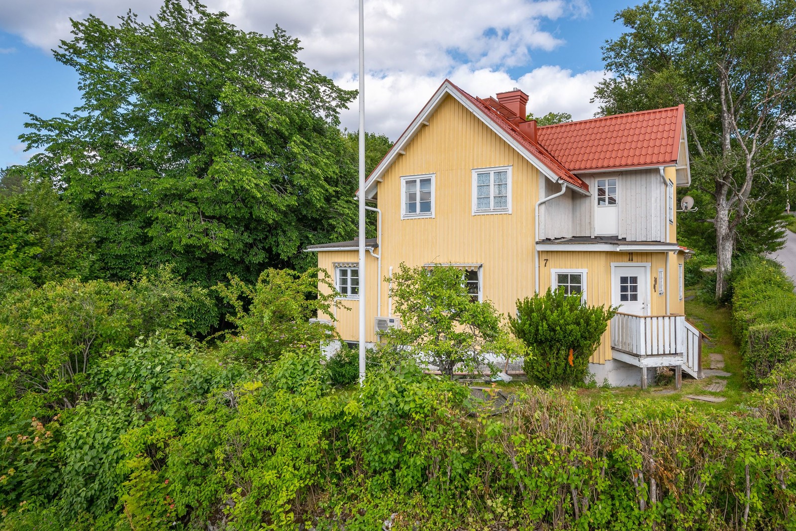Lummig och uppvuxen trädgårdstomt