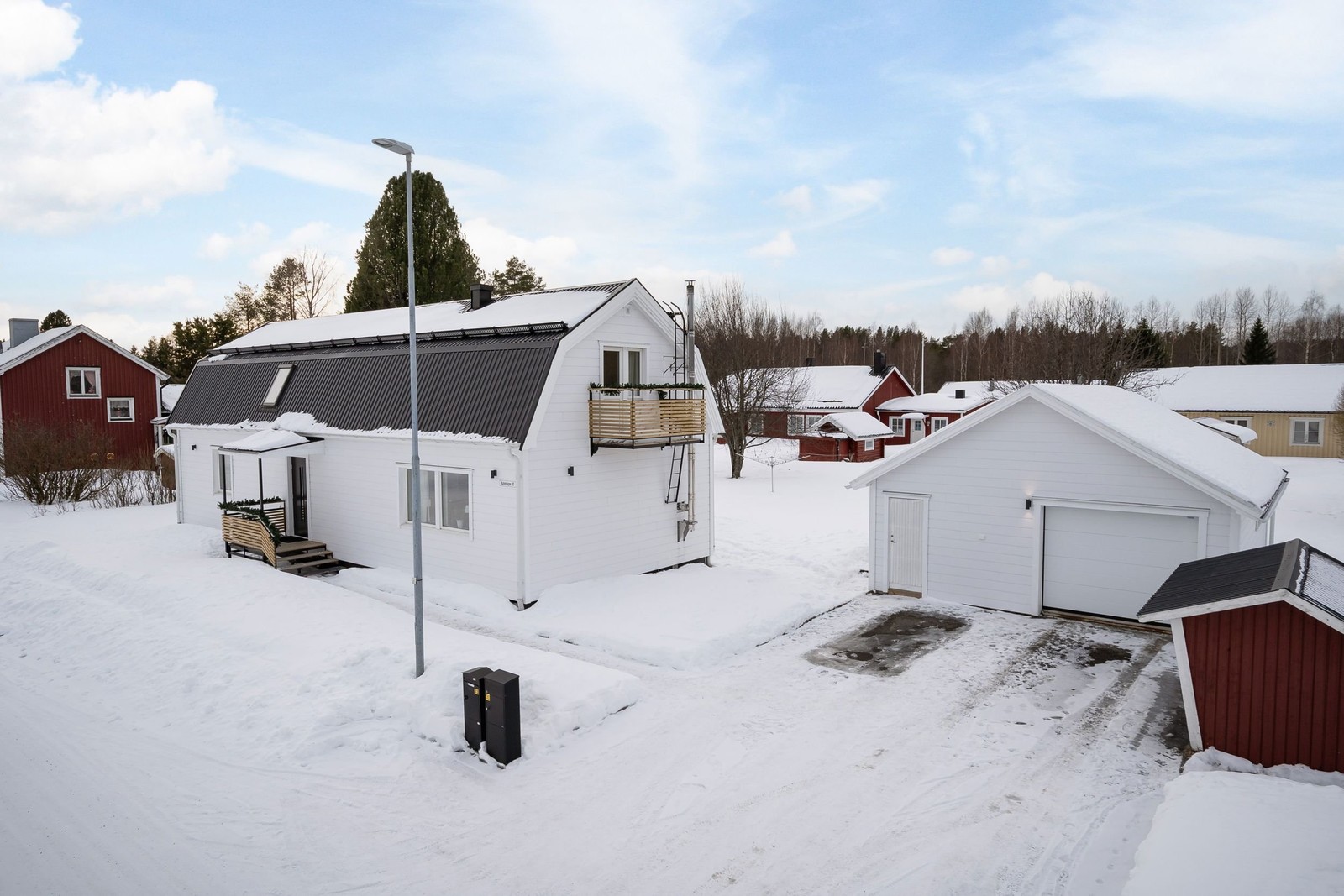 Kabelvägen 30 - rymligt med garage på bästa läge.