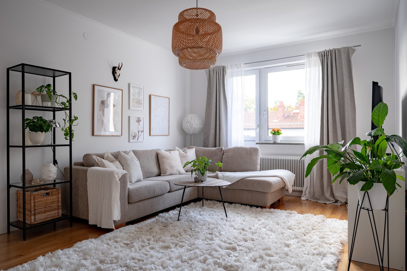 Vardagsrum med utgång till balkong